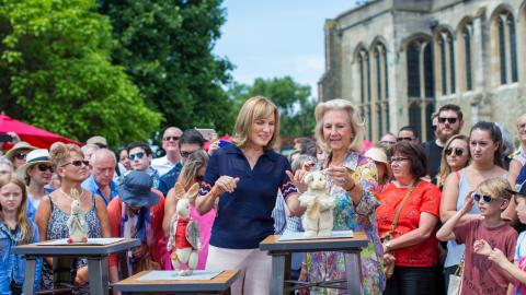 Fiona Bruce with crowd of people at the Antiques Roadshow
